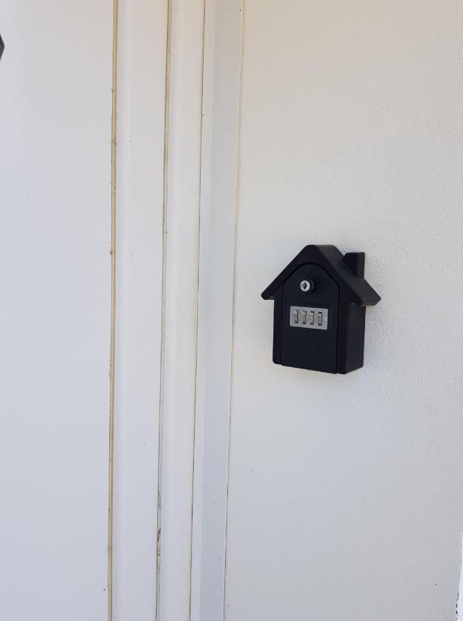 03 - Joli Studio Traversant Situe Au Rdc Avec 2 Lits, Tout Equipe Pour 1, 2 Ou 3 Personnes Maximum, Entree Independante Donnant Sur Parking Dont Une Place Est Reservee Devant La Porte, Grand Fourgon Possible Et Petit Jardin Sur L'Arriere Comme Une Ma Razac-sur-l'Isle Exterior photo