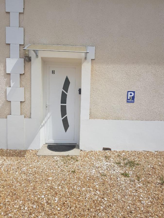 03 - Joli Studio Traversant Situe Au Rdc Avec 2 Lits, Tout Equipe Pour 1, 2 Ou 3 Personnes Maximum, Entree Independante Donnant Sur Parking Dont Une Place Est Reservee Devant La Porte, Grand Fourgon Possible Et Petit Jardin Sur L'Arriere Comme Une Ma Razac-sur-l'Isle Exterior photo