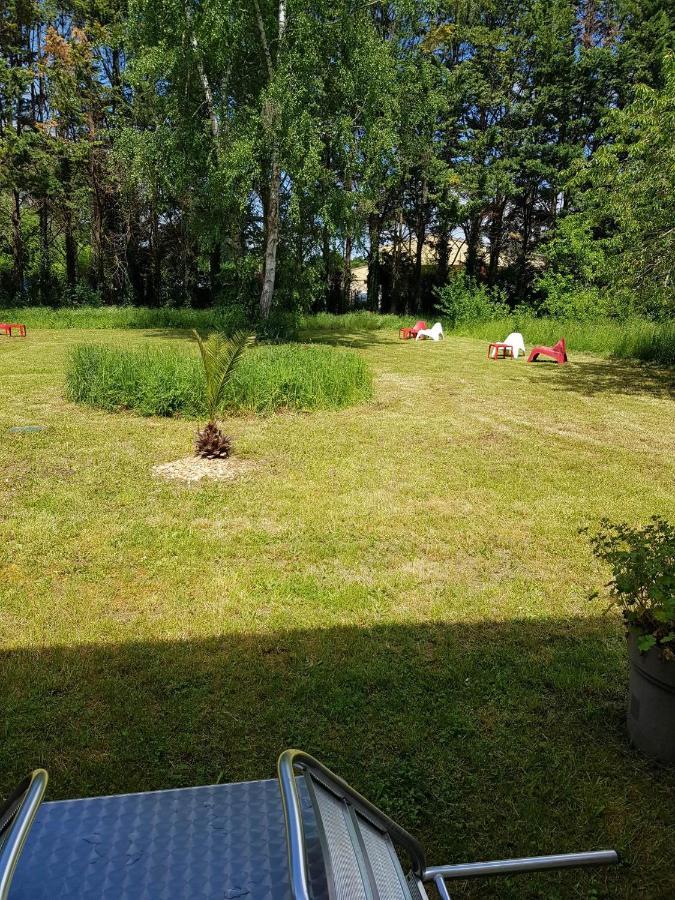 03 - Joli Studio Traversant Situe Au Rdc Avec 2 Lits, Tout Equipe Pour 1, 2 Ou 3 Personnes Maximum, Entree Independante Donnant Sur Parking Dont Une Place Est Reservee Devant La Porte, Grand Fourgon Possible Et Petit Jardin Sur L'Arriere Comme Une Ma Razac-sur-l'Isle Exterior photo