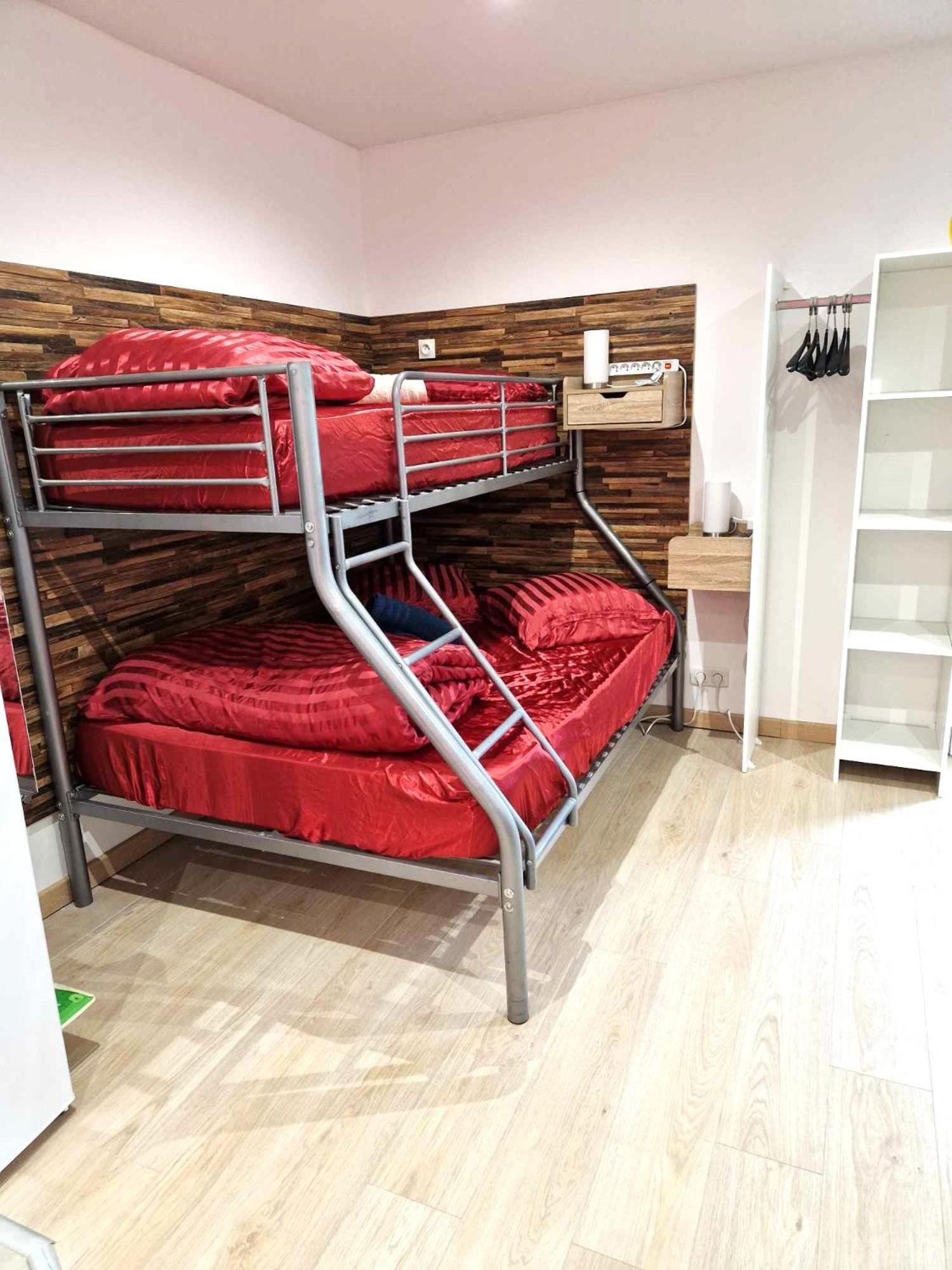 03 - Joli Studio Traversant Situe Au Rdc Avec 2 Lits, Tout Equipe Pour 1, 2 Ou 3 Personnes Maximum, Entree Independante Donnant Sur Parking Dont Une Place Est Reservee Devant La Porte, Grand Fourgon Possible Et Petit Jardin Sur L'Arriere Comme Une Ma Razac-sur-l'Isle Exterior photo