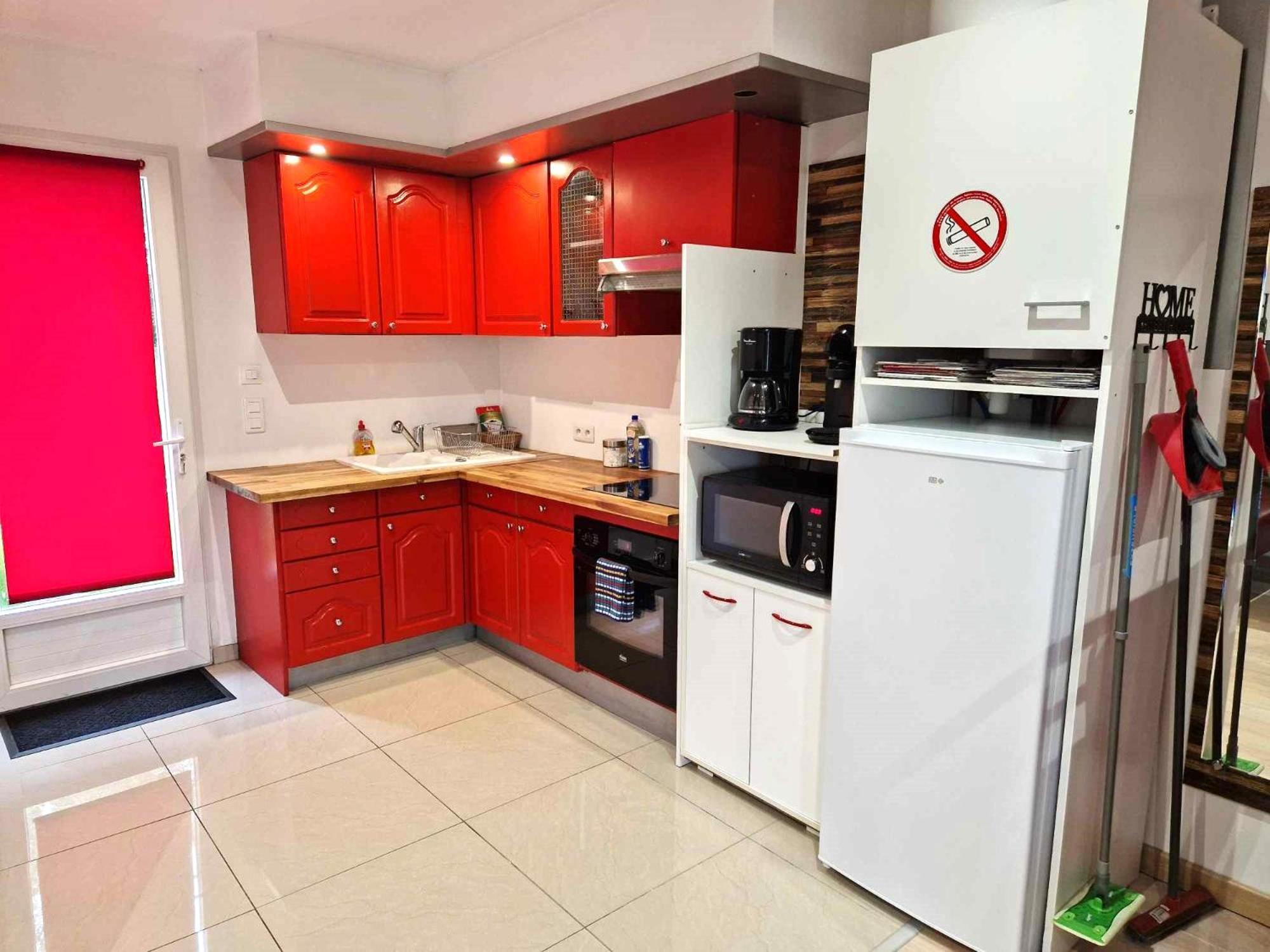 03 - Joli Studio Traversant Situe Au Rdc Avec 2 Lits, Tout Equipe Pour 1, 2 Ou 3 Personnes Maximum, Entree Independante Donnant Sur Parking Dont Une Place Est Reservee Devant La Porte, Grand Fourgon Possible Et Petit Jardin Sur L'Arriere Comme Une Ma Razac-sur-l'Isle Exterior photo